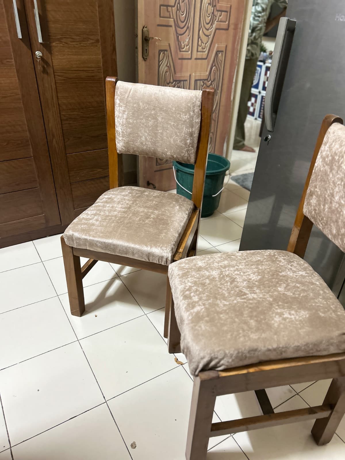 2 Wooden chairs - Thumbnail 3