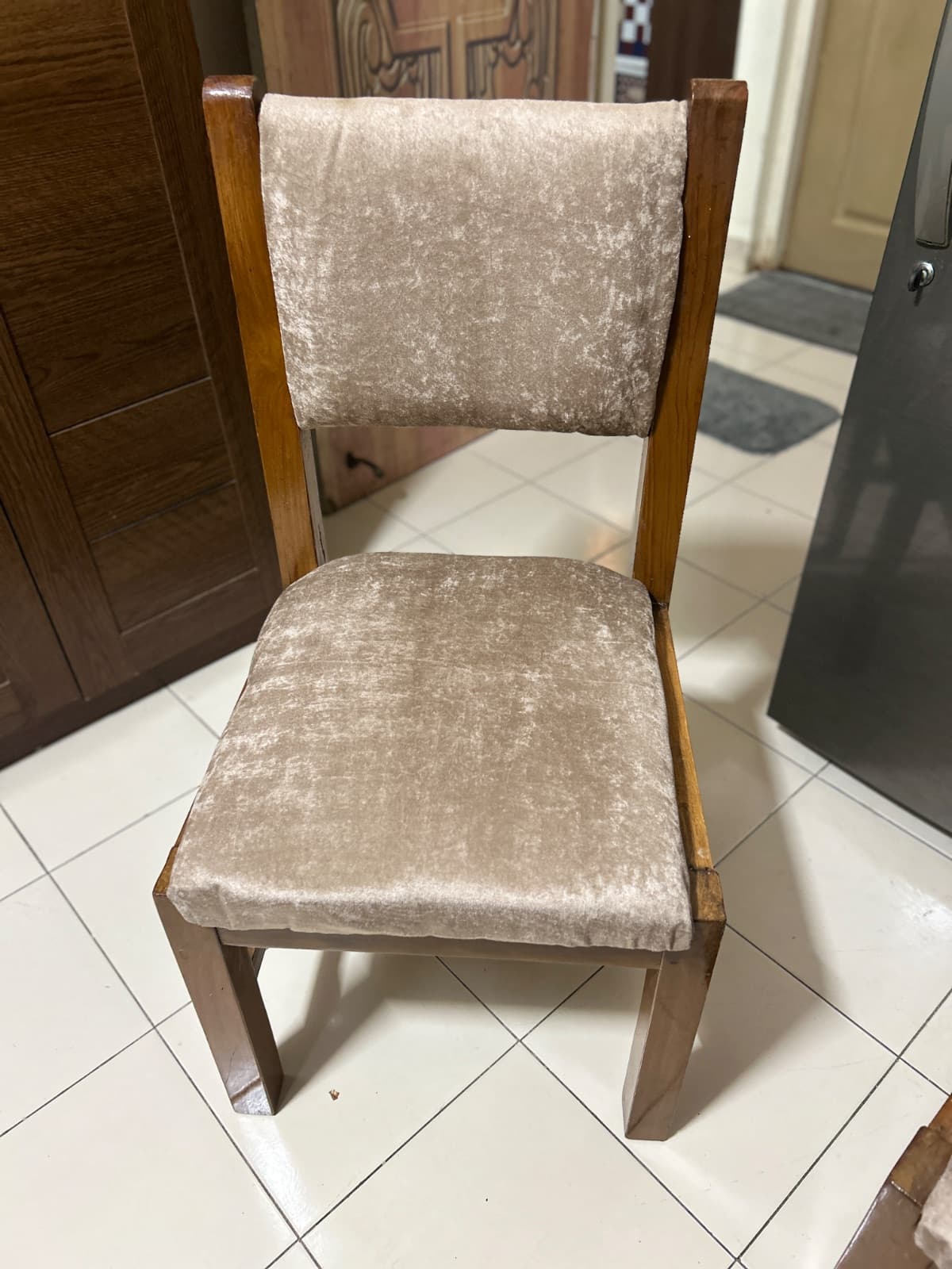 2 Wooden chairs - Thumbnail 2
