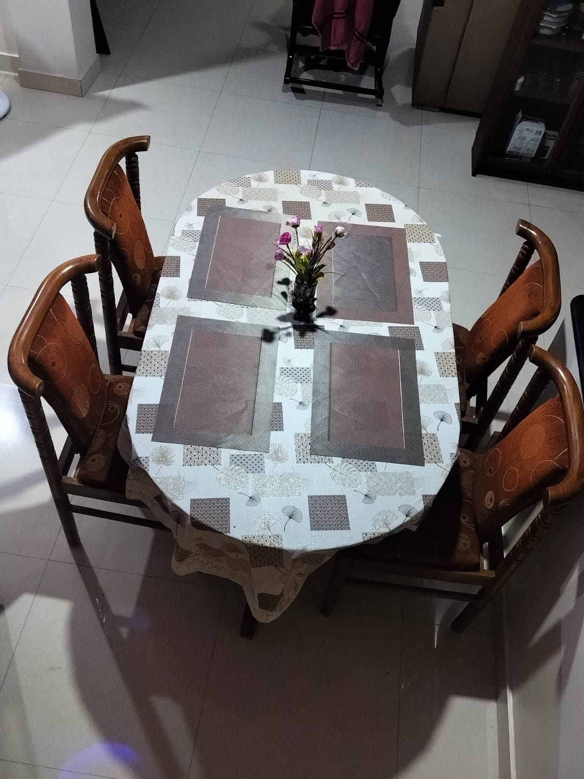 4 Seater Dining Table set - like new condition - Thumbnail 2