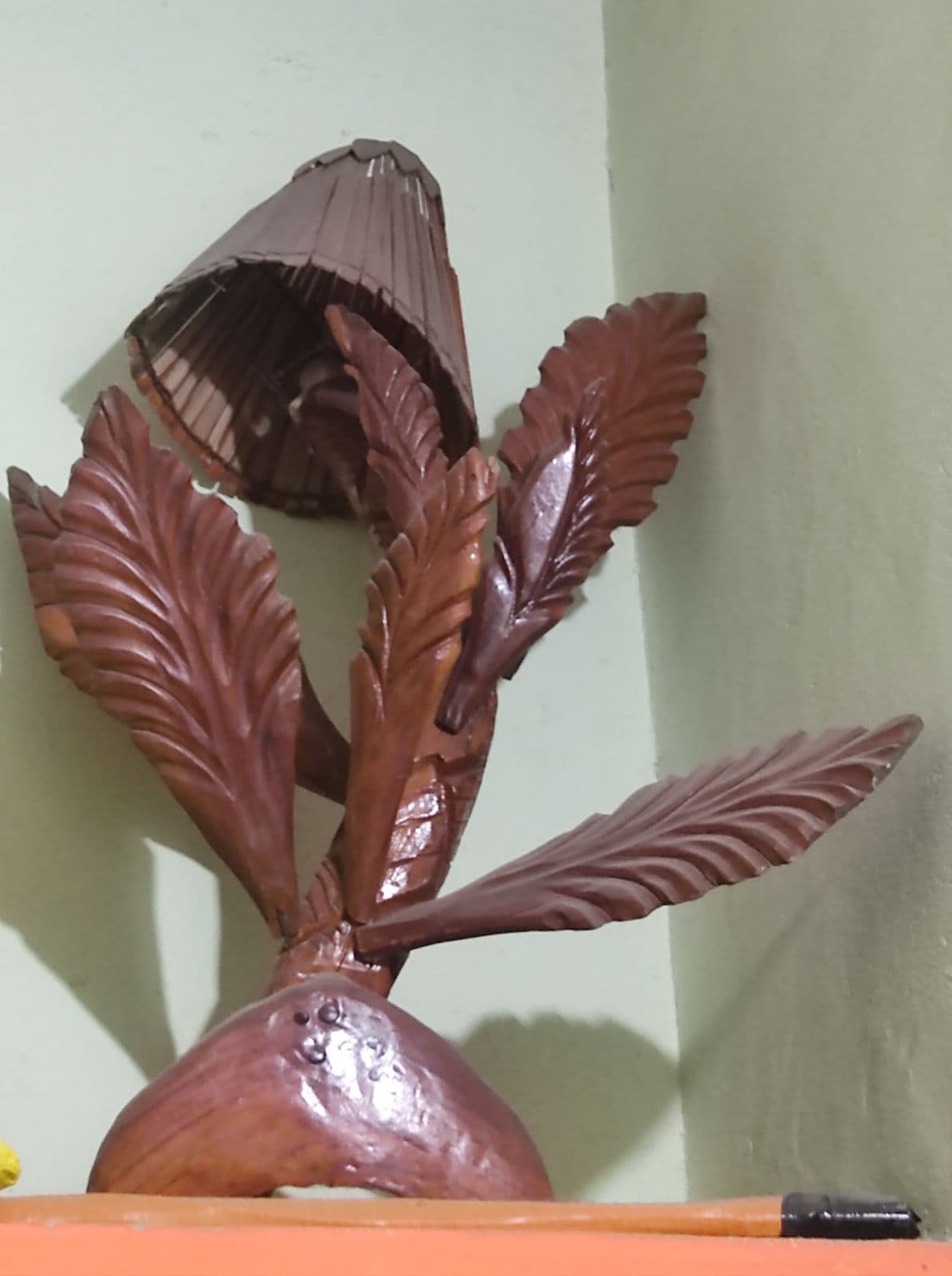 Beautiful Handcrafted Wooden Wall Decor – Leaf Design with Lamp for sale in Gondia, Maharashtra