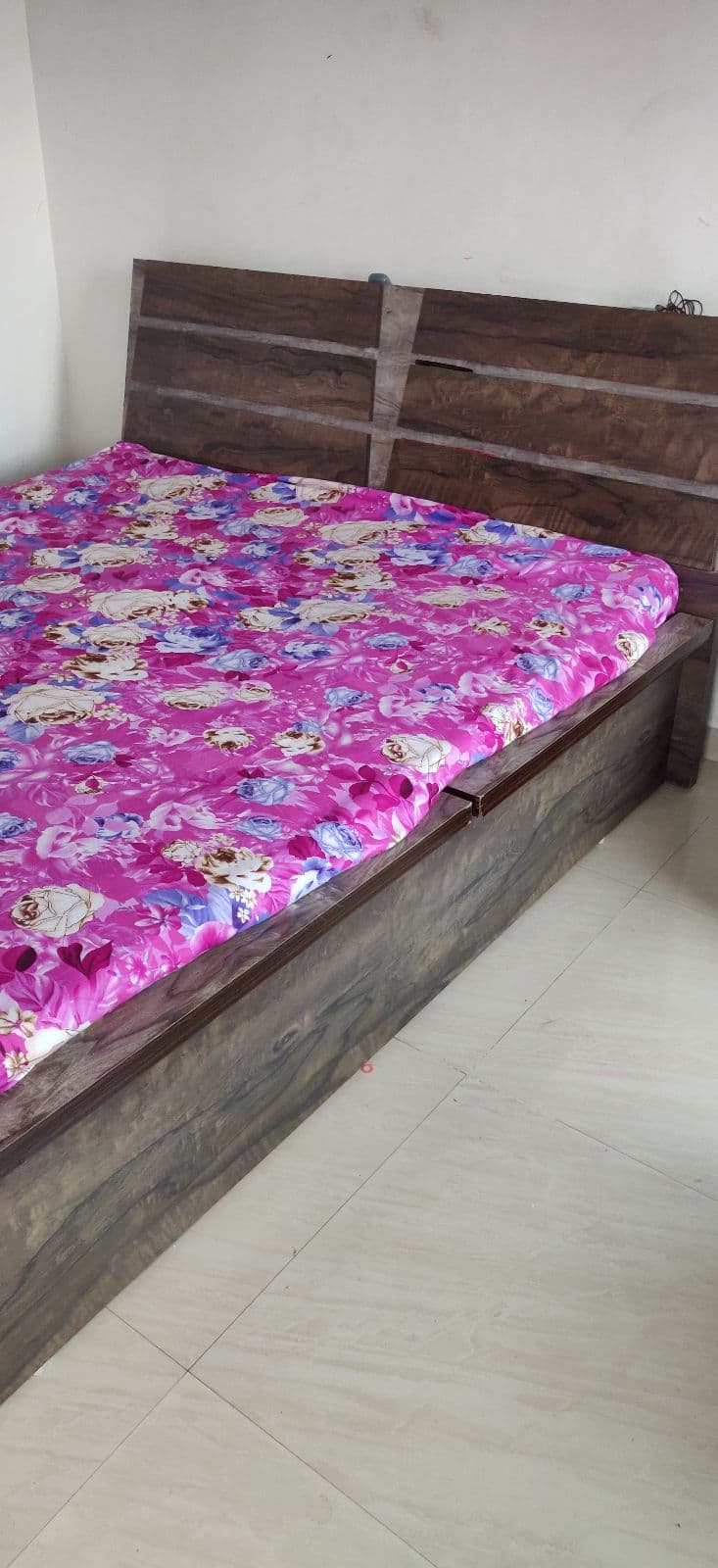 Queen size bed - Thumbnail 2