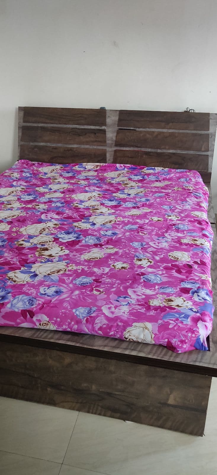 Queen size bed - Image 1